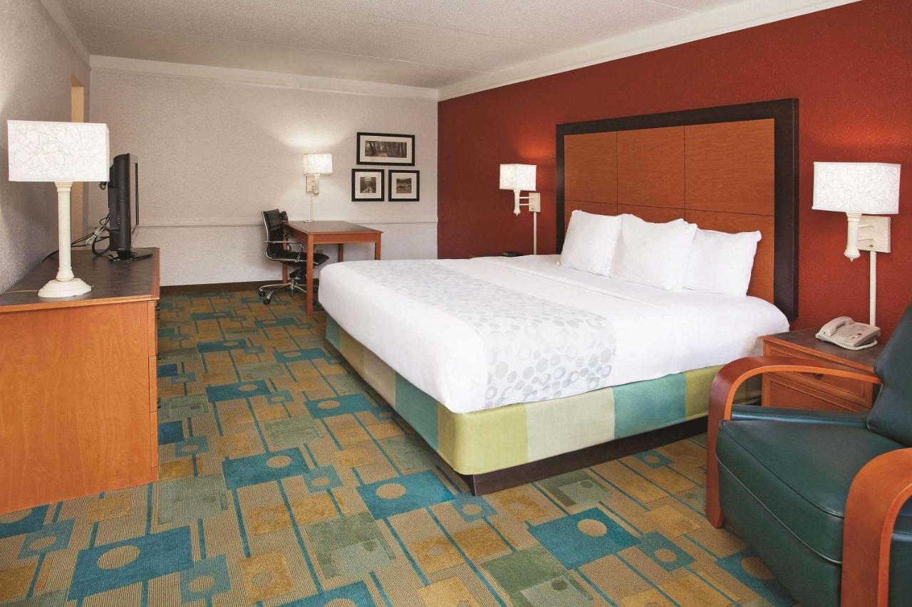 Howard Johnson By Wyndham Columbus Fort Moore Exterior foto