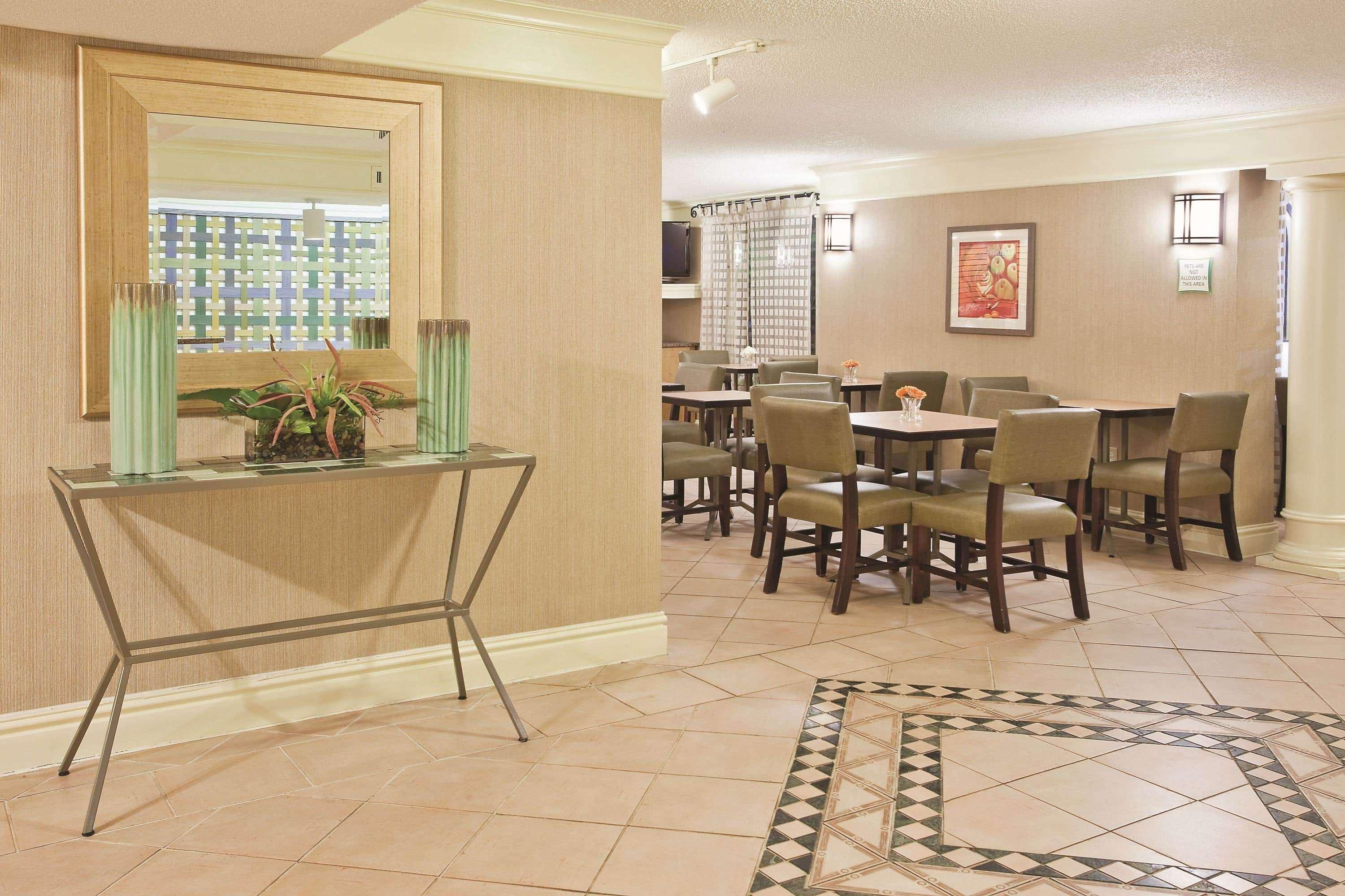 Howard Johnson By Wyndham Columbus Fort Moore Exterior foto